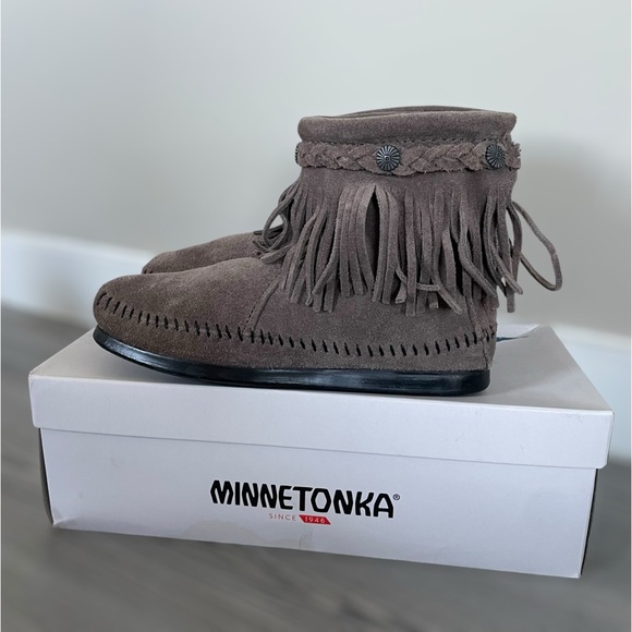 NEW Minnetonka Gray Suede Fringe Flat Boho Hippie Booties - Size 6 - Picture 13 of 16